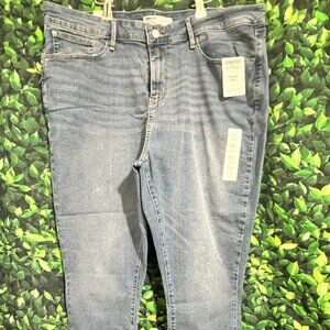 NWT Signature by Levis Womens Mid rise capri pants - Size 18